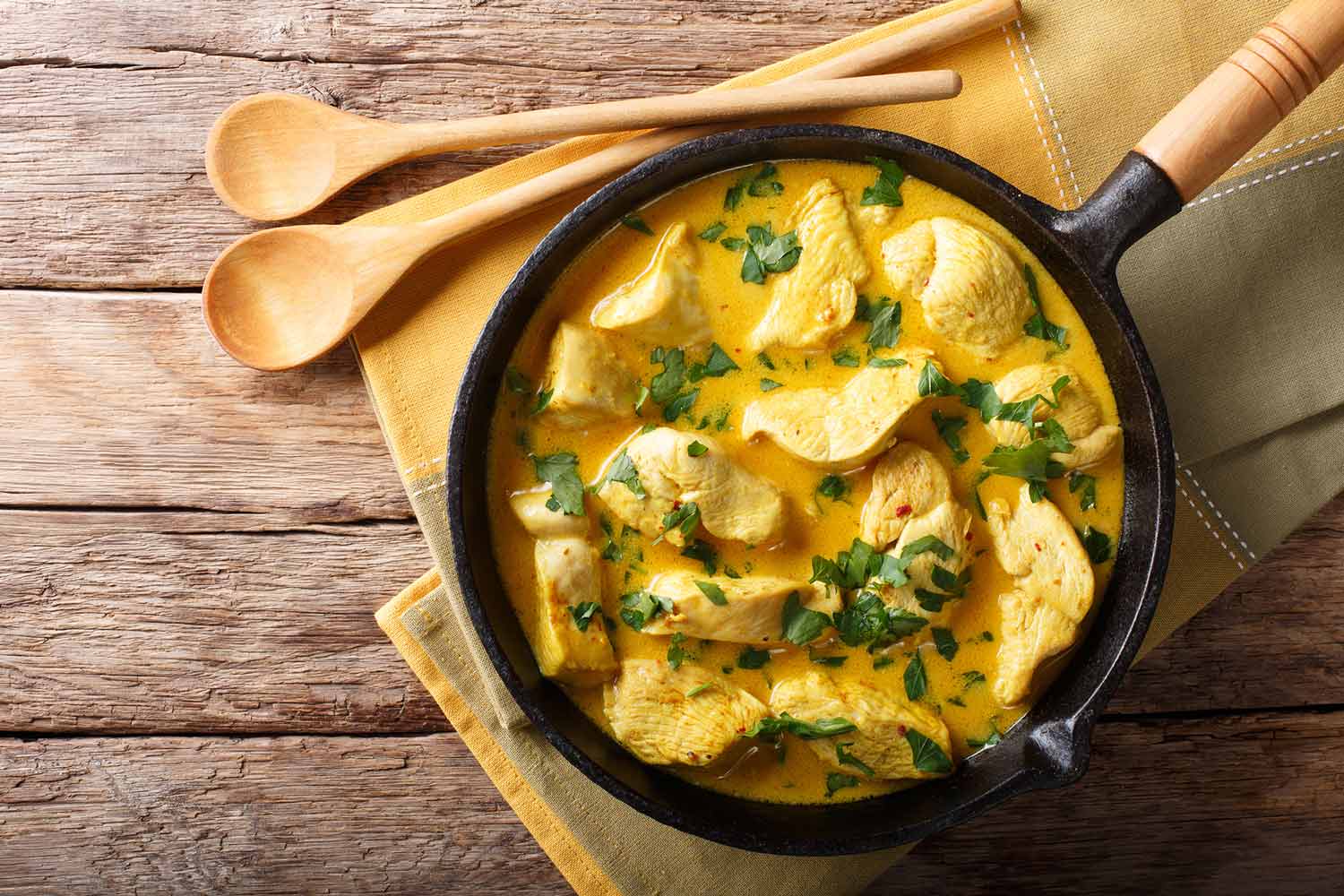 Hubers Landhendl - Gelbes Hühner Thai-Curry mit Kokosmilch